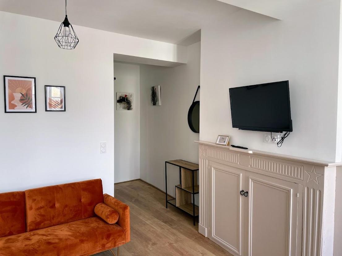 Le Colore- T2 Confortable Avec Vue Sur Nérac Extérieur photo