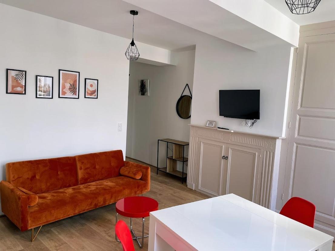 Le Colore- T2 Confortable Avec Vue Sur Nérac Extérieur photo